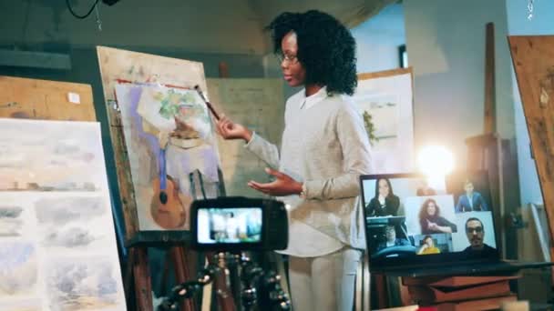 Video resim dersi Afrikalı bir etnik kadın tarafından veriliyor. — Stok video