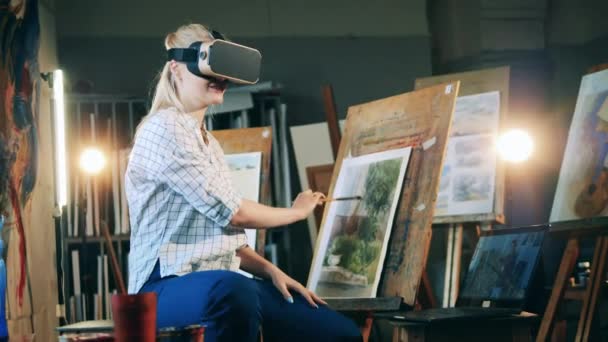 Blonde Dame lernt mit VR-Brille malen. Virtuelle Realität, futuristisches Kunstkonzept. — Stockvideo