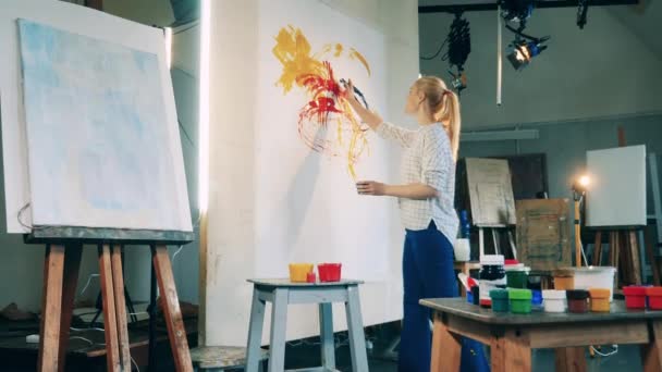 Abstract schilderij wordt gemaakt door een vrouwelijke kunstenaar — Stockvideo
