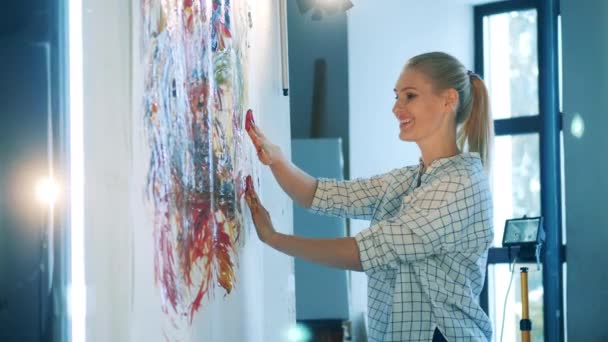 Lady artiest schildert abstracte met haar handen — Stockvideo