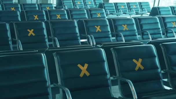 Assentos do aeroporto marcados com cruzes para o distanciamento social — Vídeo de Stock