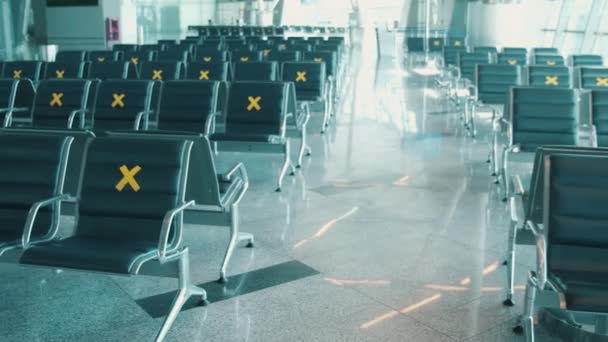 Flughafenlounge mit leeren Sitzen, die als nicht verfügbar markiert sind — Stockvideo