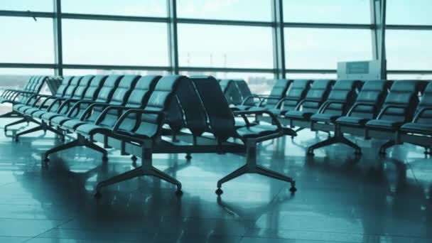 Assentos marcados no lounge do aeroporto sem ninguém dentro — Vídeo de Stock