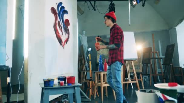 Männlicher Künstler schafft ein Bild in seinem Atelier — Stockvideo