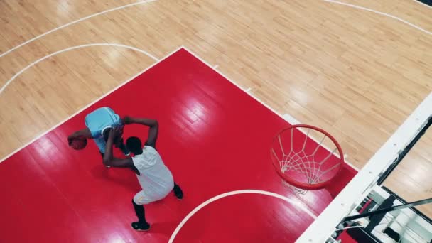 Deux athlètes africains jouent au basket-ball dans le gymnase — Video