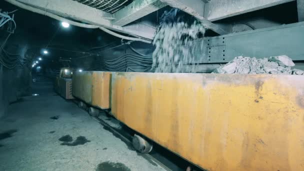 I carrelli dei carri si stanno riempiendo di minerale sbriciolato — Video Stock