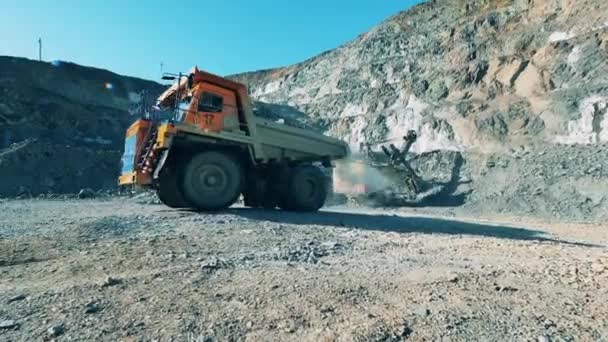 Sitio minero con transporte industrial a su alrededor — Vídeos de Stock