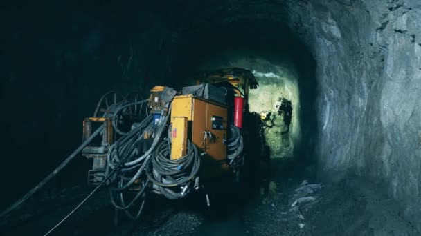 Подземный туннель поливают скучным механизмом — стоковое видео