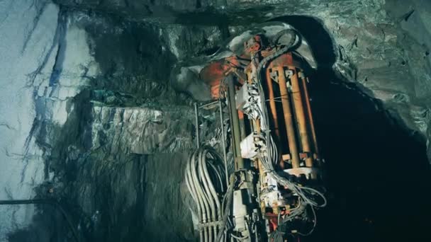 Mecanismo de perfuração está irrigando uma mina subterrânea — Vídeo de Stock
