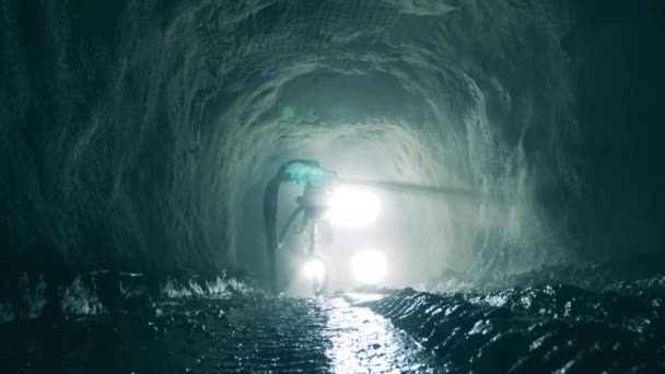 Väggarna i en gruvtunnel blir bevattnade. — Stockvideo
