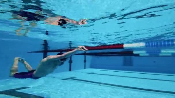 Hombre atleta nadando bajo el agua en un primer plano — Vídeos de Stock