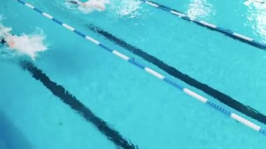 Sporcular yüzmek için kelebek tekniğini kullanırlar.