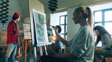 Stüdyoda bir erkek öğretmen tarafından yapılan resim dersi.