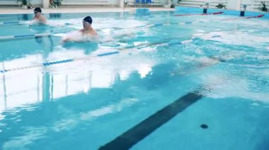 Yüzme yarışmasına katılan üç erkek sporcu