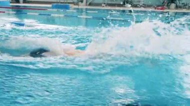 Erkek sporcu, yüzen kelebek. Kapat.