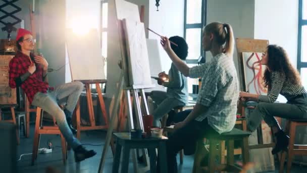Groep kunststudenten schilderen in het atelier — Stockvideo