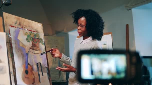 Aula de arte de uma doença de letnicidade africana está sendo filmada em câmera — Vídeo de Stock