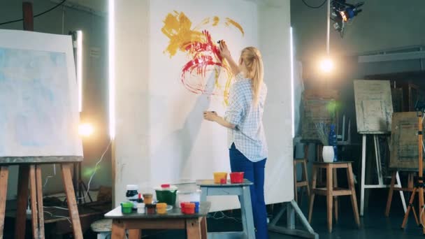 Uma senhora está pintando com as mãos como uma sessão de arte-terapia — Vídeo de Stock