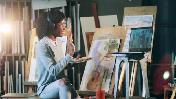 Αφρικανική κυρία εθνικότητας ζωγραφίζει κατά τη διάρκεια του μαθήματος της στο διαδίκτυο — Αρχείο Βίντεο