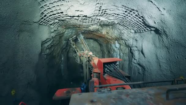 A föld alatti alagutat egy ipari furat öntözi. — Stock videók