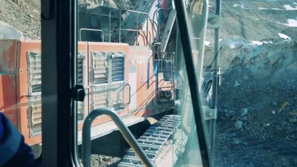 Excavadora industrial está siendo operado para transportar mineral — Vídeos de Stock