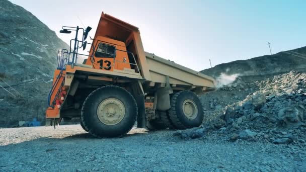 Een vrachtwagen loost geplet erts op de mijnbouwplaats. — Stockvideo