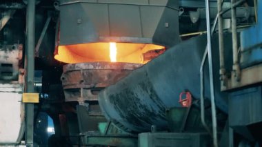 Erimiş bakır dolu sanayi tankı.