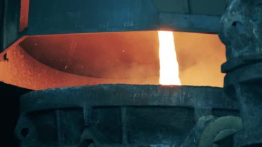 İçine erimiş bakır dökülen kocaman bir tank.