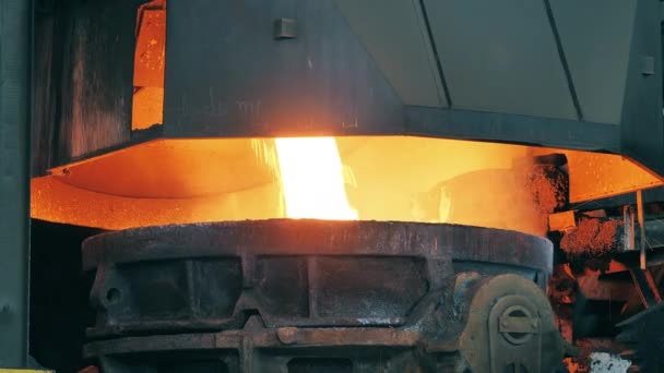 Erimiş metal bir fabrika tankına dökülüyor. Metalürji konsepti. Metalurji fabrikasında erimiş metal.. — Stok video