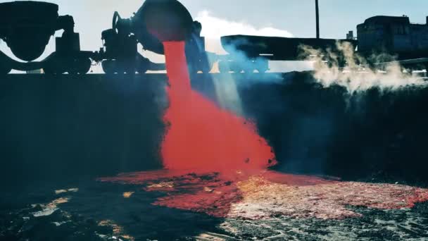 Cobre derretido está sendo derramado por um caldeirão — Vídeo de Stock