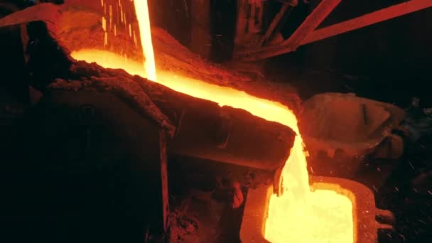 Koncept metalurgie. Roztavený kov v hutní továrně. Tavený kov protéká továrním zařízením — Stock video