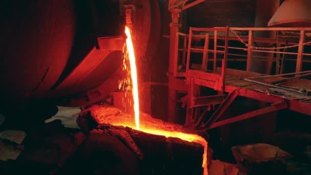Koncept metalurgie. Roztavený kov v hutní továrně. Tovární nádrže s roztavenou mědí proudící skrz ně — Stock video