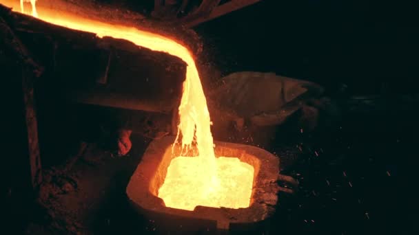Factory tank is getting filled with melted metal. Metallurgy concept. Molten metal in the metallurgical factory. — Stock Video