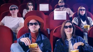 Bir grup insan sinemada eğleniyor. Sinema, film, eğlence konsepti.