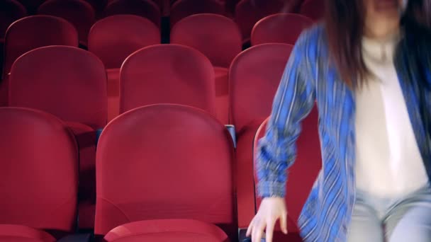 Snelle beweging van mensen die een bioscoop binnenkomen en een bril opzetten — Stockvideo