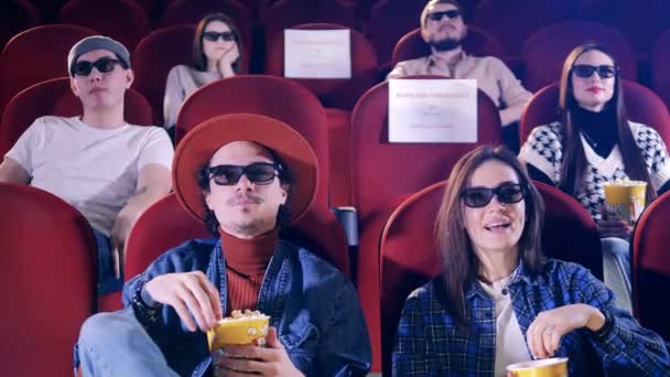 Μια ομάδα ανθρώπων διασκεδάζει στο σινεμά. Κινηματογράφος, ταινία, ψυχαγωγία έννοια. — Αρχείο Βίντεο