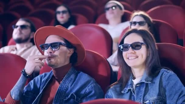 Cinema hall con persone che ridono mentre guardano un film. Cinema, cinema, intrattenimento. — Video Stock