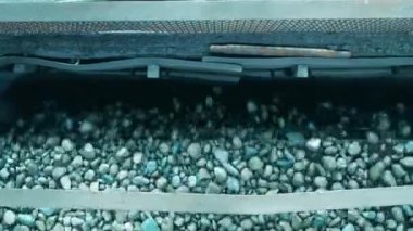 Madencilik endüstrisi, fosil, mineral işleme. Paramparça olmuş bakır cevheri bir değirmenin içinde.