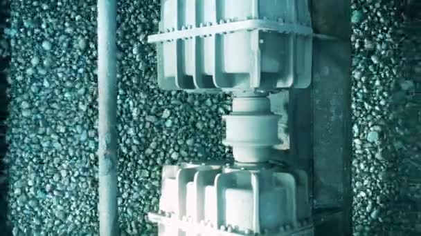 Madencilik endüstriyel taşıyıcı cevher işleme fabrikasında. Taşıma sırasında parçalanmış cevherlerin üst görünümü — Stok video