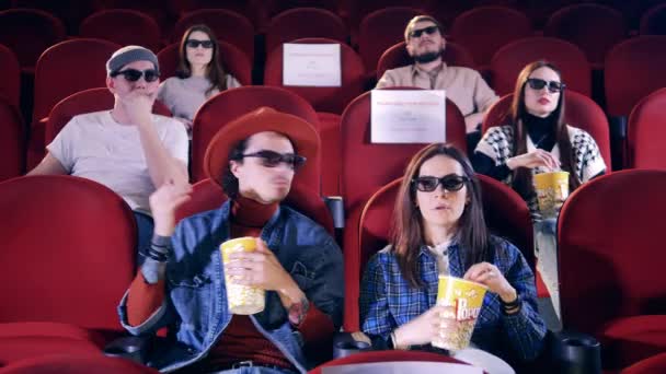 A 3D-s szemüvegesek kezdenek félni a filmtől. Mozi, film, szórakozás fogalma. — Stock videók