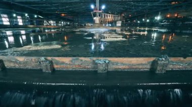 Mineral suları olan bir maden fabrikası.