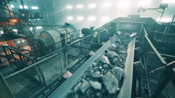 Transport de minerai de cuivre effectué dans l'usine. Convoyeur industriel minier à l'usine de traitement du minerai. — Video