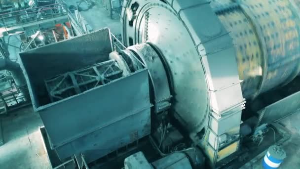 Değirmen işleme bakır cevherinin en üst görüntüsü cevher işleme fabrikasında endüstriyel taşıyıcı madencilik. — Stok video