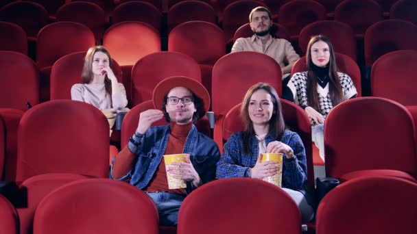 Ludziom podoba się film w kinie. Kino, film, koncepcja rozrywki. — Wideo stockowe