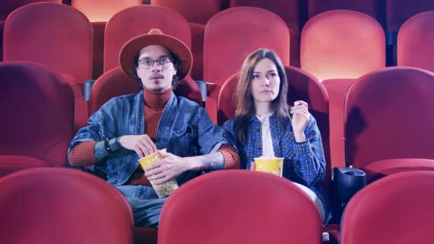 Mozi terem egy párral, akik filmet néznek. Mozi, film, szórakozás fogalma. — Stock videók