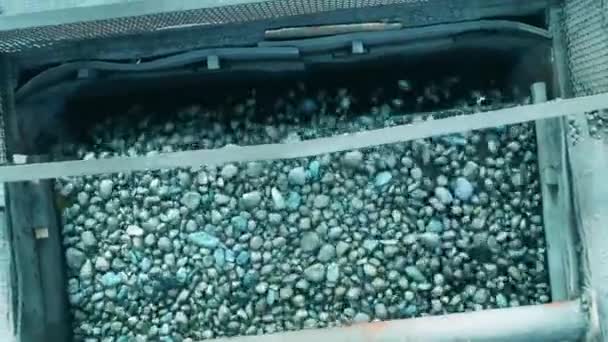 Vue de dessus du minerai émietté à l'intérieur d'un broyeur — Video
