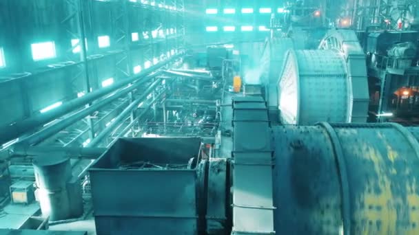 Instalaciones de fábrica con equipos industriales y molinos de molienda — Vídeos de Stock