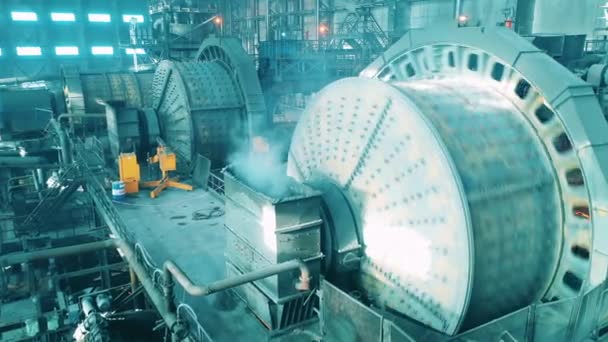 Enorme industriële molens slijpen erts in de fabriek. Mijnbouw industriële transportband in ertsverwerkende fabriek. — Stockvideo