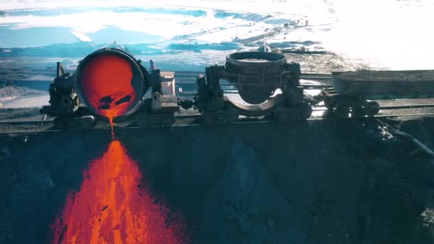 옥외에 있는 거대 한 탱크 에서 녹은 구리를 부어 낸다 — 비디오