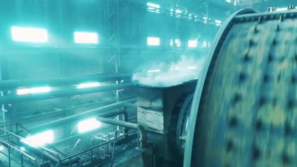 Industriële molen draait tijdens het malen van kopererts. Mijnbouw, fossiele, mineralen verwerking. — Stockvideo